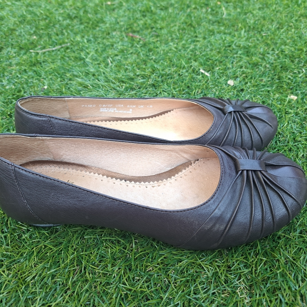 Clarks Brown Leather flats 6.5